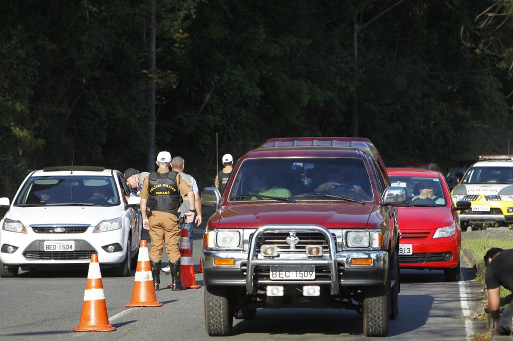 Operação de fiscalização do IPVA atrasado provoca lentidão na Avenida Manoel Ribas na manhã desta quarta-feira. | Antônio More/Gazeta do Povo