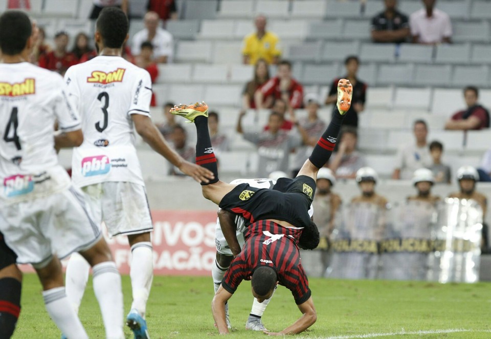 Lateral Sudicley cai durante a derrota para a Ponte: Atléico chega à quarta derrota seguida no Brasileirão | Daniel Castelolano / Gazeta do Povo/