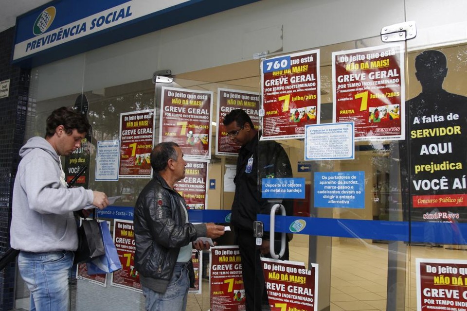 Em greve há mais de 50 dias, servidores do INSS não gostaram do anuncio do ajuste fiscal. | Aniele Nascimento/Gazeta do Povo