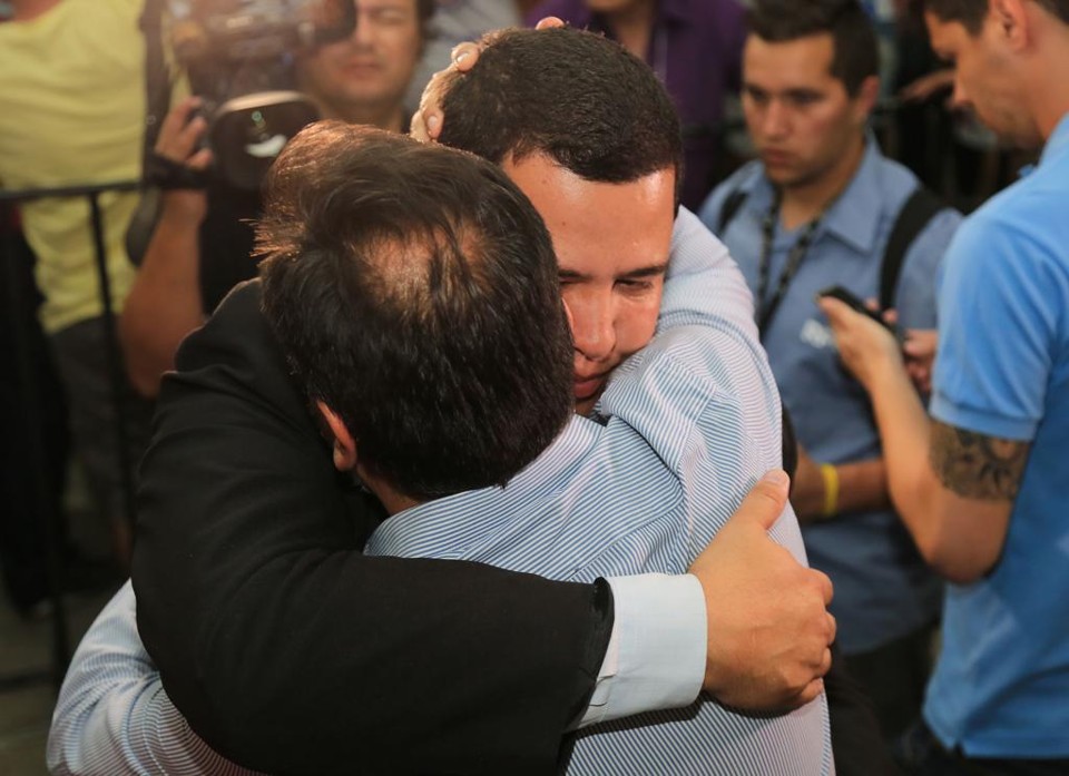 Leonardo Oliveira abraça Carlos Werner, principal investidor do grupo Paranistas do Bem | Pedro Serapio/Gazeta do Povo