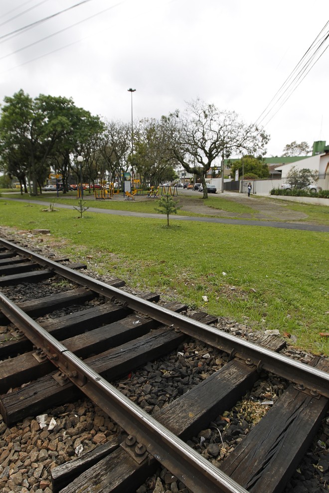 Via férrea cruza a Sete de Setembro na altura do Largo Isaac Lazzarotto . | Jonathan Campos/Gazeta do Povo
