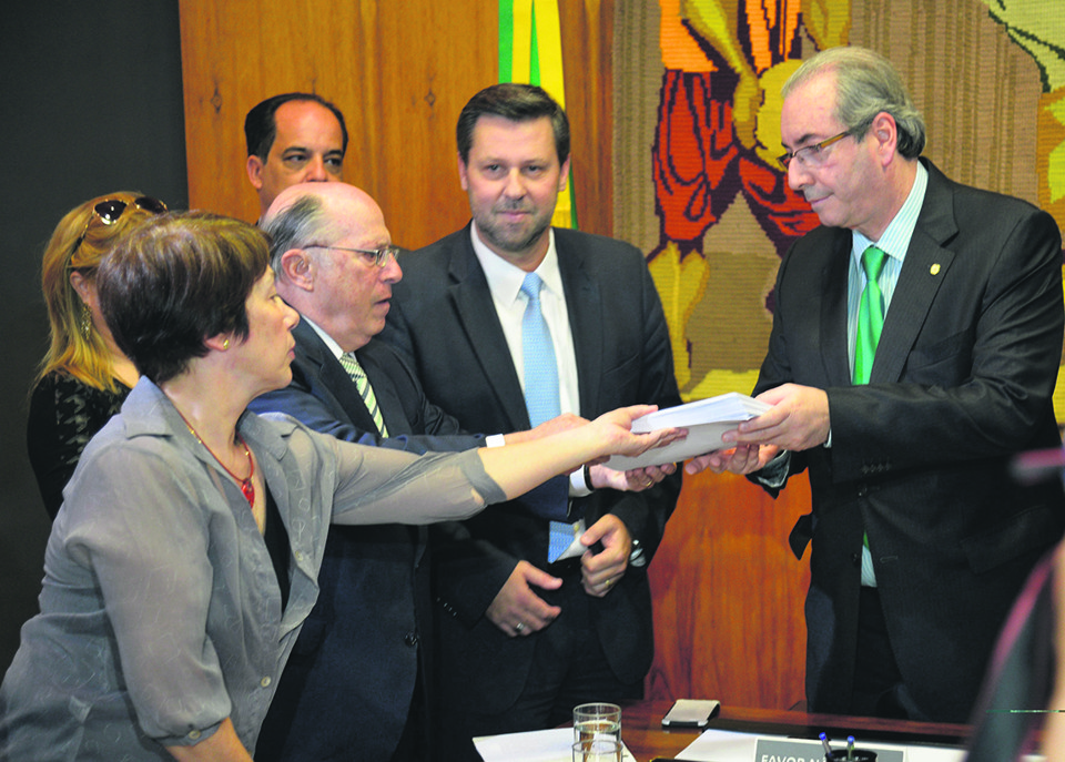 Eduardo Cunha (à direita)no momento em que recebe o pedido de impeachment contra Dilma. | Wilson Dias/Agência Brasil