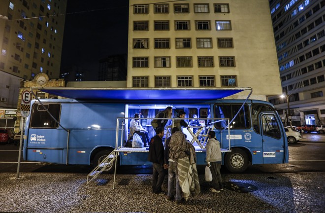A turma da rua chega depois das 18h30 - e permanece até 21h30: pelada, jogos, cantoria. Objetivo do programa é criar vínculos, para que usuários, depois, sejam encaminhados a programas sociais e aos Centros de Atendimento Psicossocial. “É uma população invisível”, diz a psicóloga Caroline Nascimento, que coordena o programa. | Daniel Castellano/Gazeta do Povo