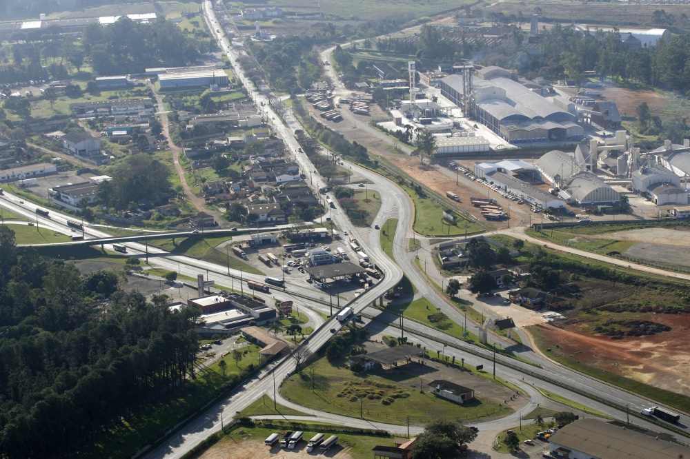 Em Ponta Grossa, ponto de encontro da BR-376 e da PR-151 marca o maior entroncamento rodoferroviário do Sul do país. |