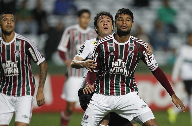 Kléber Gladiador na marcação de Gum do Fluminense. | Jonathan Campos/Gazeta do Povo