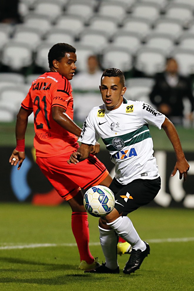 Esquerdinha, que ganhou lugar no meio-campo do Coritiba diante do Sport, com a suspensão de Ruy. | Albari Rosa/Gazeta do Povo