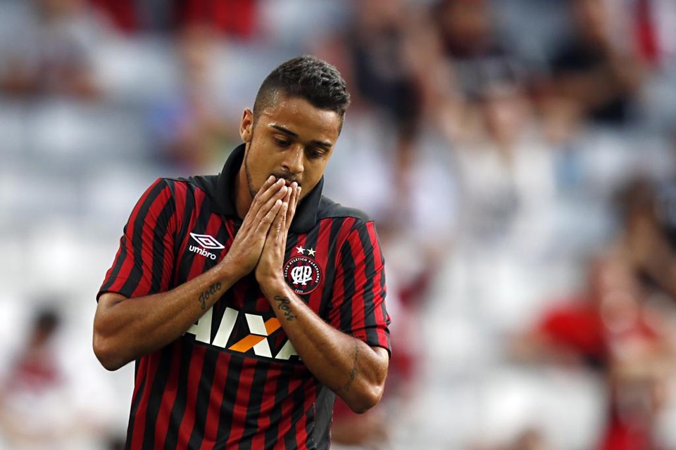 Torcida atleticana não está satisfeita com Dellatorre | Albari Rosa/Gazeta do Povo