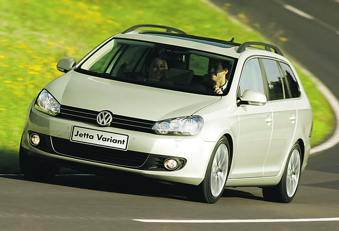 VW Jetta Variant - Deixou saudade ao sair de cena em 2013. Destaque para a ergonomia, conforto, acabamento, lista de equipamentos e câmbio Tiptronic de seis marchas. A eficiência no consumo não era o seu forte, devido o bloco maior e vigoroso. Motor: 2.5 (170 cv). Porta-malas: 505 l. Preço: R$ 72.069 (2013). | Divulgação