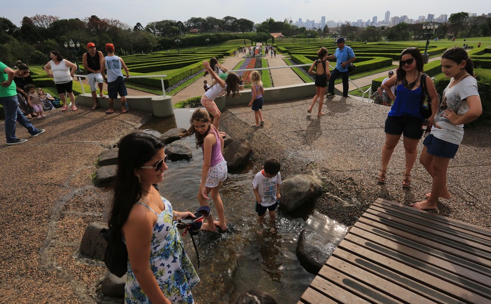 Domingo ensolarado  também  em Curitiba fez muita gente passear em parques, como o Jardim Botânico. | Pedro Serapio/Gazeta do Povo