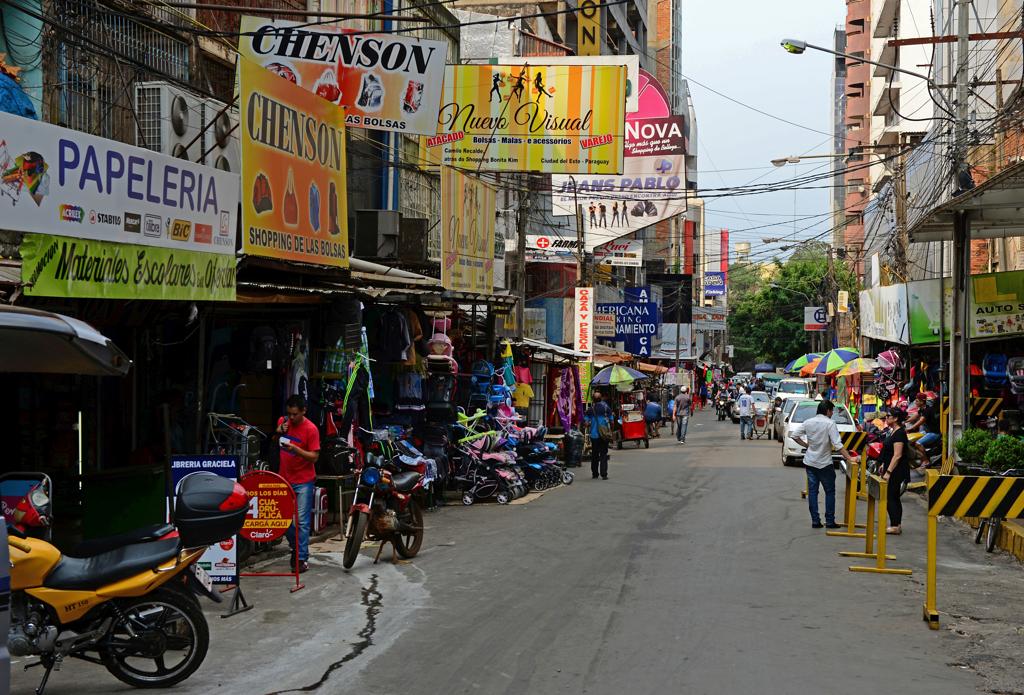 Na cidade, que é conhecida como paraíso das compras de produtos eletrônicos e outros itens, agora o que se vê são ruas vazias e corredores de shoppings com mais vendedores do que compradores | Marcos Labanca/Gazeta do Povo