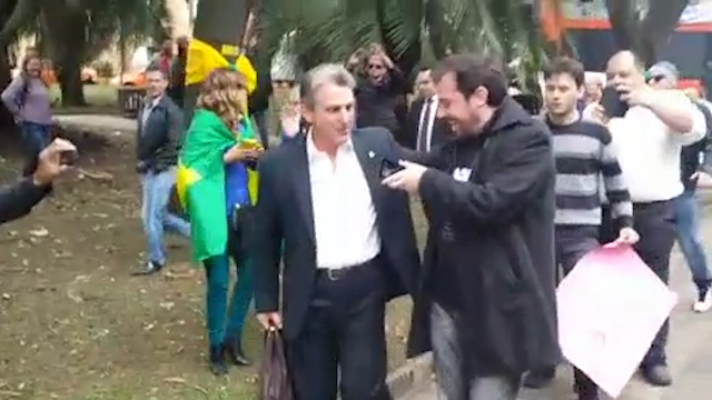 O protesto contra o deputado petista foi filmada pelos próprios manifestantes e pela imprensa. | /