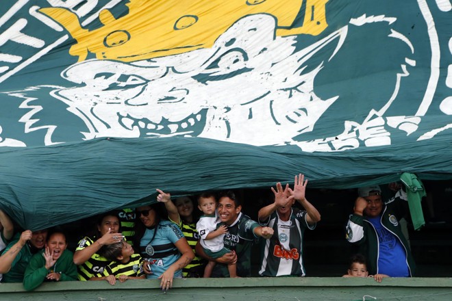 Torcedores do Coritiba abaixo do bandeirão da torcida organizada do Coritiba. | Albari Rosa/Gazeta do Povo