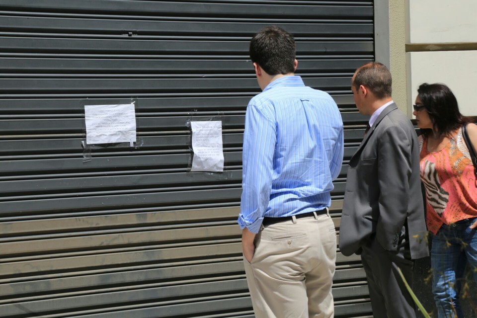 Aviso na entrada no HSBC explica alteração temporária no uso dos caixas | Ivonaldo Alexandre/Gazeta do Povo