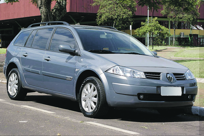 Renault Megane GT - A perua saiu de linha em 2013, mas continua a seduzir o público com sua capacidade de porta-malas, bom acerto de suspensão e pela direção elétrica, leve e precisa, além da baixa depreciação. A versão derradeira é completa, com piloto automático, sensores de luz e chuva e ar digital. Motor: 1.6 (115 cv). Porta-malas: 520 l. Preço: R$ 36.757 (2013). | Divulgação