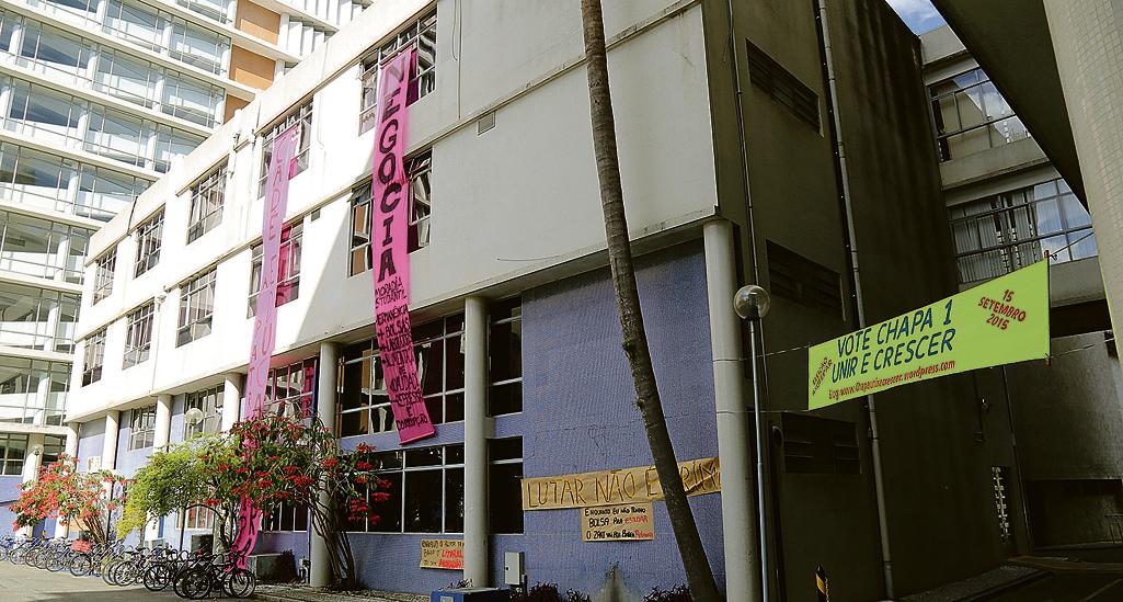 Faixas nas paredes externas da Reitoria servem como meio de comunicação dos estudantes. | Ivonaldo Alexandre/Gazeta do Povo