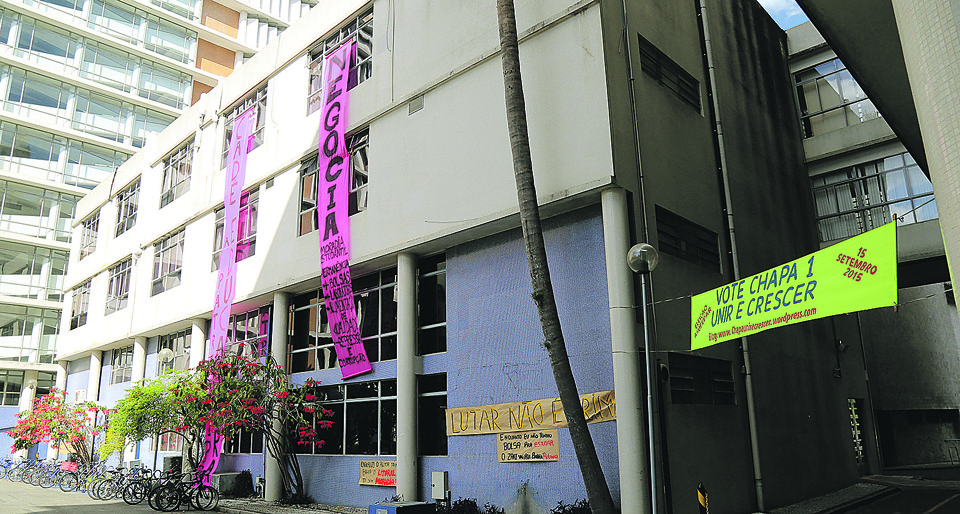 Faixas nas paredes externas da Reitoria servem como meio de comunicação dos estudantes. | Ivonaldo Alexandre/Gazeta do Povo