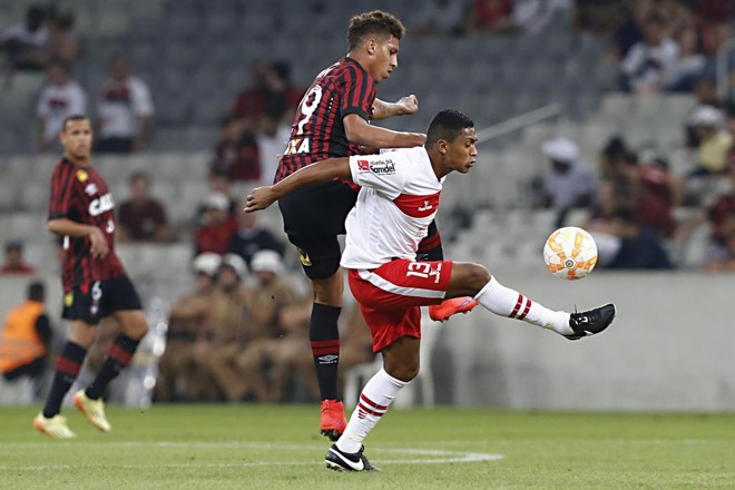 Cryzan disputa bola no ataque do Atlético. | Albari Rosa/Gazeta do Povo