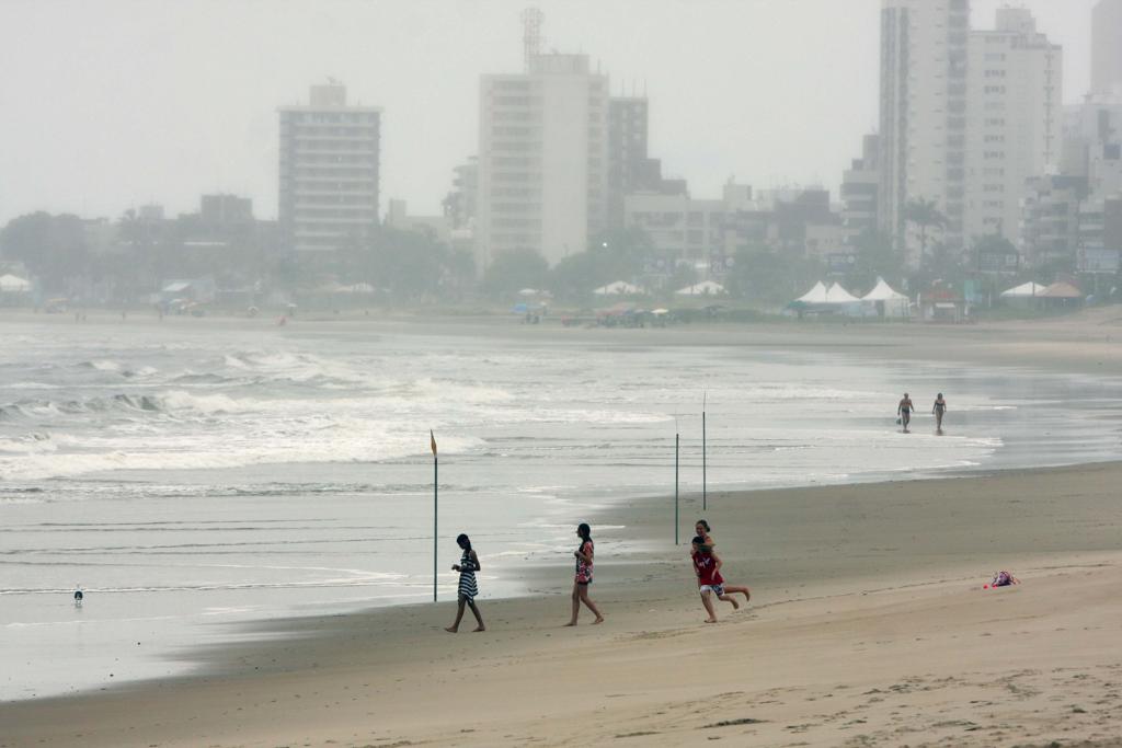 Praia de Caiobá, no litoral paranaense, em dia nublado (imagem de arquivo) | Walter Alves/Gazeta do Povo/Arquivo