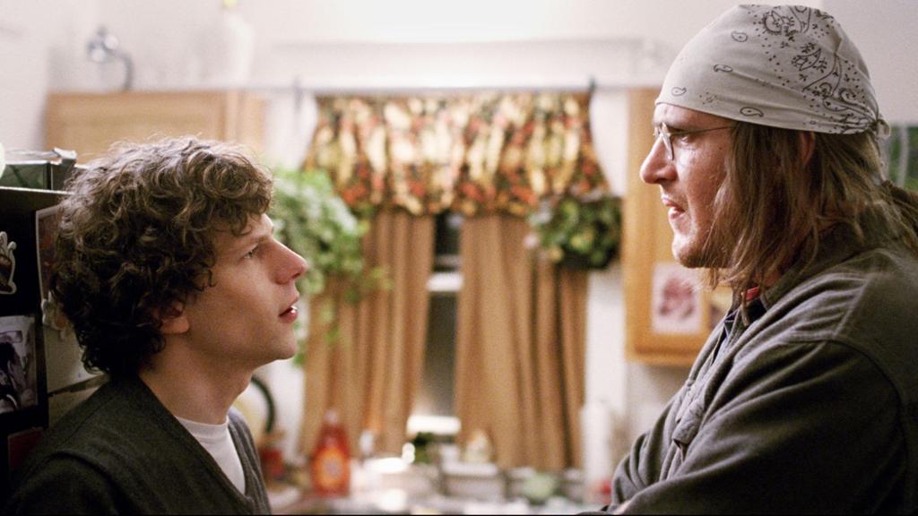 Jason Segel (à dir.) interpreta David Foster Wallace no filme “O Fim da Turnê”. | /Divulgação
