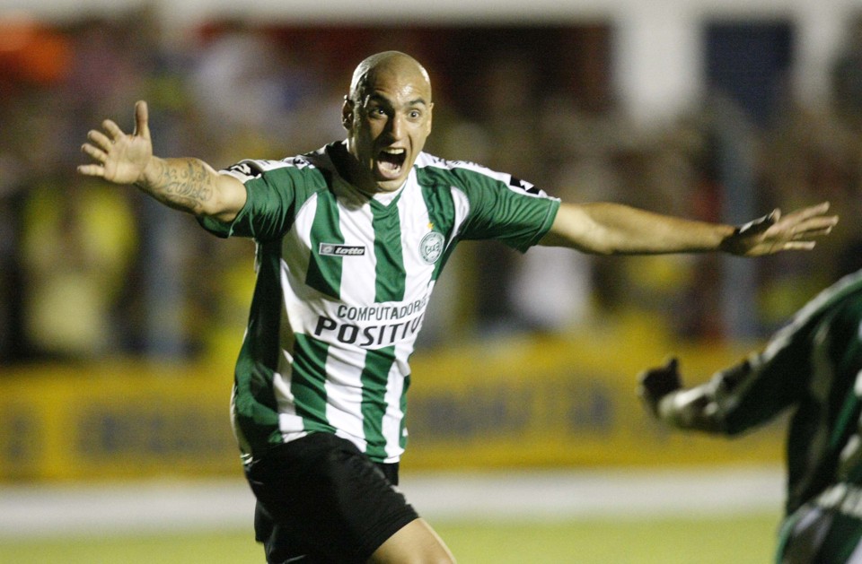 Ariel Nahuelpán  nos tempos de Coxa: vitória no Atletiba foi comemorada no no México. | VALTERCI SANTOS/Gazeta do Povo