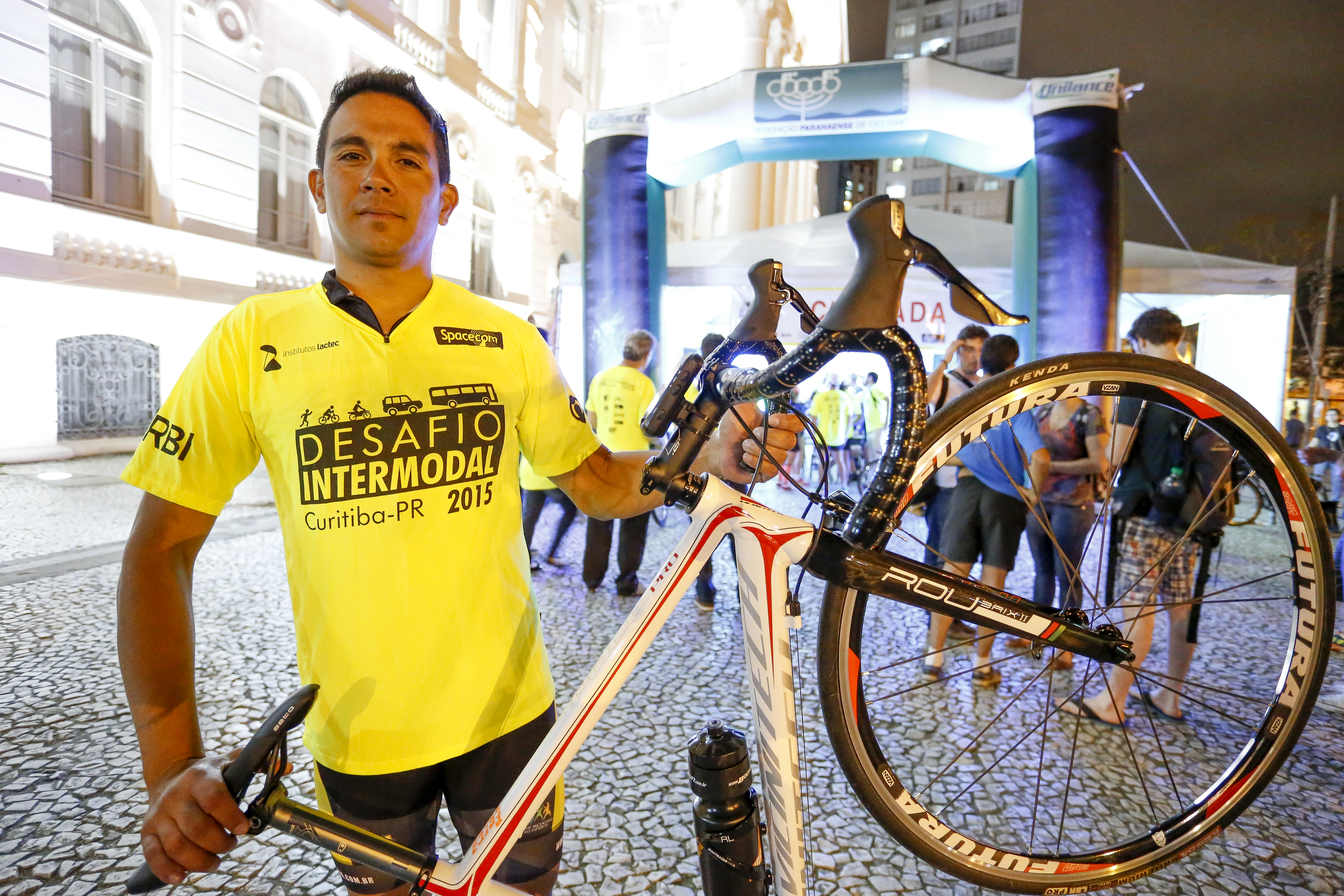 Evandro Portela venceu o desafio, fez o trajeto de bike , em 19 min. | Hugo Harada/Gazeta do Povo