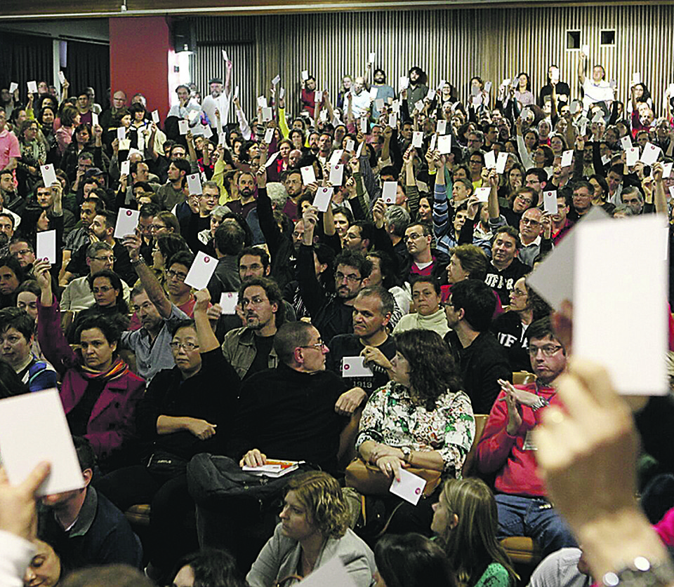Professores da UFPR votaram pelo fim da greve em assembleia nesta sexta-feira | Antônio More/Gazeta do Povo