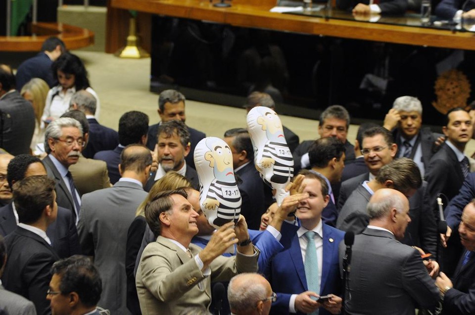A alegoria de plástico, de cerca de 30 cm, fez sucesso nas manifestações da última segunda (7) | João Batista/Câmara dos Deputados