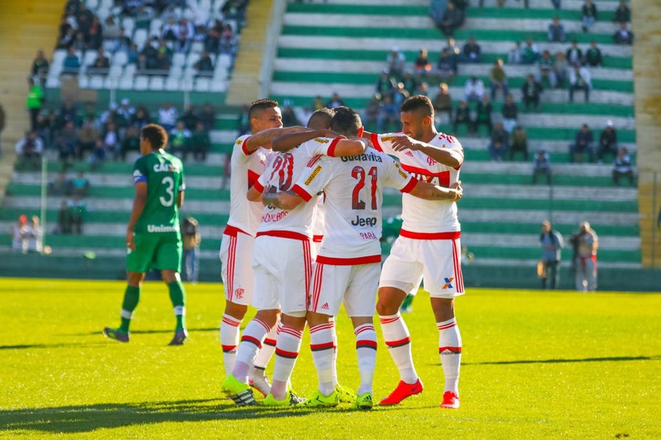 Flamenguistas comemoram gol de Canteros na vitória contra a Chapecoense | /Folhapress