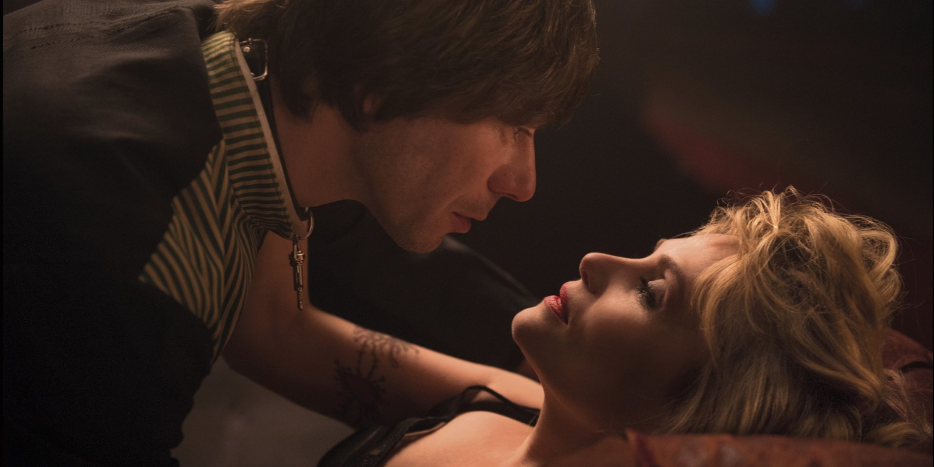 Mathieu Amalric e Emmanuelle Seigner em cena de “A Pele de Vênus”. | Divulgação