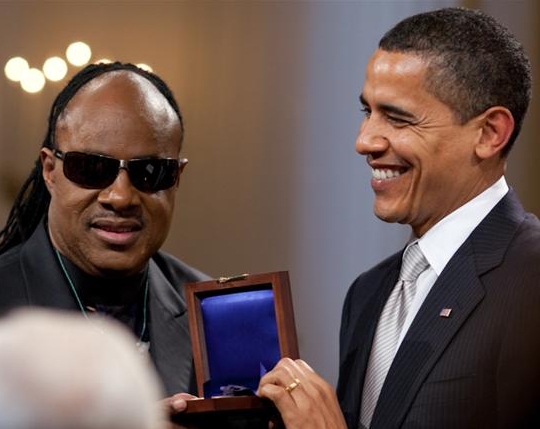 Stevie Wonder recebe o prêmio Gershwin das mãos do presidente Obama. | Pete Souza/Wikimedia Commons