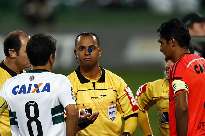 Após três anos, Coritiba reencontra o árbitro Wilton Pereira Sampaio, que o clube acusou de erro na final da Copa do Brasil de 2012. | Albari Rosa/Gazeta do Povo