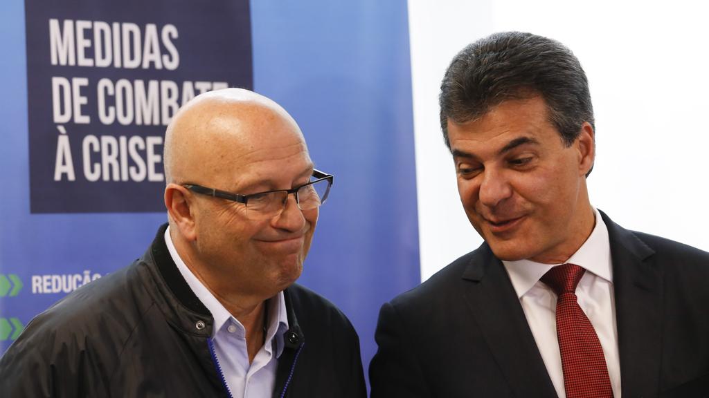 Luiz Cláudio Romanelli (PMDB), líder do governo na Assembleia Legislativa, ao lado de Beto Richa (PSDB): votação difícil. | Daniel Castellano/Gazeta do Povo