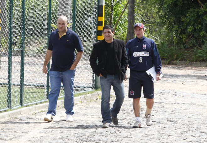 João Quitéria, vice-presidente de marketing, Vavá, superintendente de futebol, e Fernando Miguel, técnico interino, após reunião com os jogadores n o CT Racco. | Aniele Nascimento/Gazeta do Povo