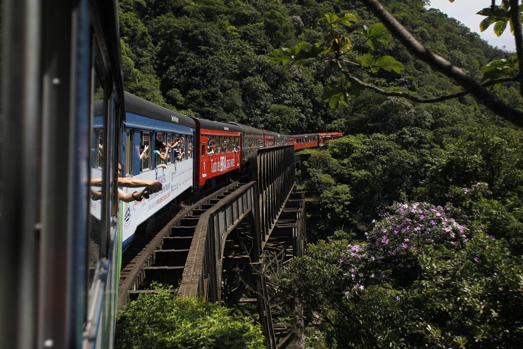 Vista da Serra do Mar, onde ocorreu o acidente: trilhos ficaram bloqueados por três horas. | Jonathan Campos/Gazeta do Povo