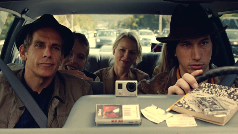 Ben Stiller e Adam Driver (nos assentos frontais do carro), no filme “Enquanto Somos Jovens”. | Divulgação