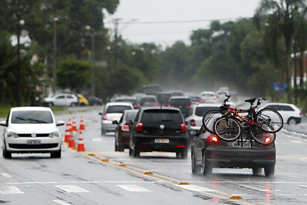 Estrada do litoral do Paraná: previsão é de chuva e movimento. | Albari Rosa/Gazeta do Povo