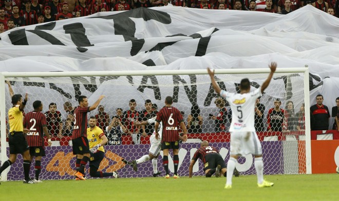Biro-Biro abre o placar na vitória da Ponte Preta sobre o Atlético. | Daniel Castellano / Gazeta do Povo