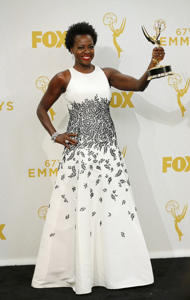 Viola Davis se tornou a primeira negra a vencer a categoria de melhor atriz no Emmy. | MIKE BLAKE/REUTERS