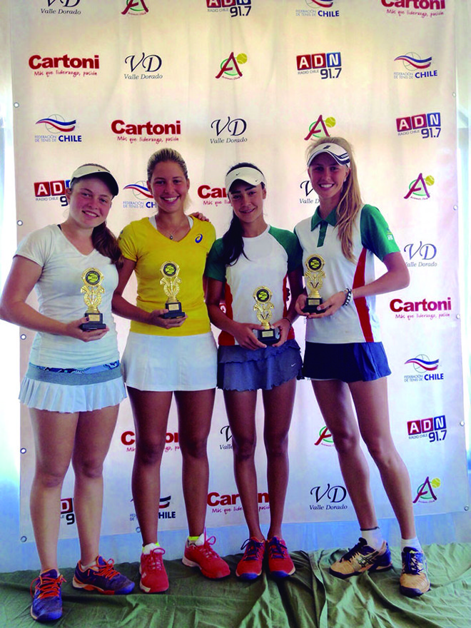 Na véspera de completar 16 anos, a tenista curitibana Georgia Gulin (de amarelo), do Graciosa Country Club, conquistou no último sábado o título de duplas do torneio Chirimoya Bowl ITF 18 anos, em Villa Alemana, no Chile, tendo como parceira a paulista Marcelle Cirino (1ª à esq.). Elas venceram Vitoria Okuyama e Nathalia Gasparin (ambas à dir.), do Clube Curitibano, por 7-5 e 7-6 | Foto; Divulgação