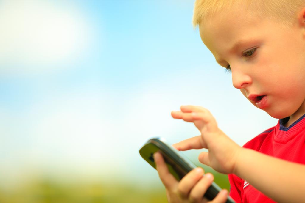 O contato das crianças com a internet é fundamentalmente por smartphones, mas apenas em casa, não na escola. | Voy/BigStock