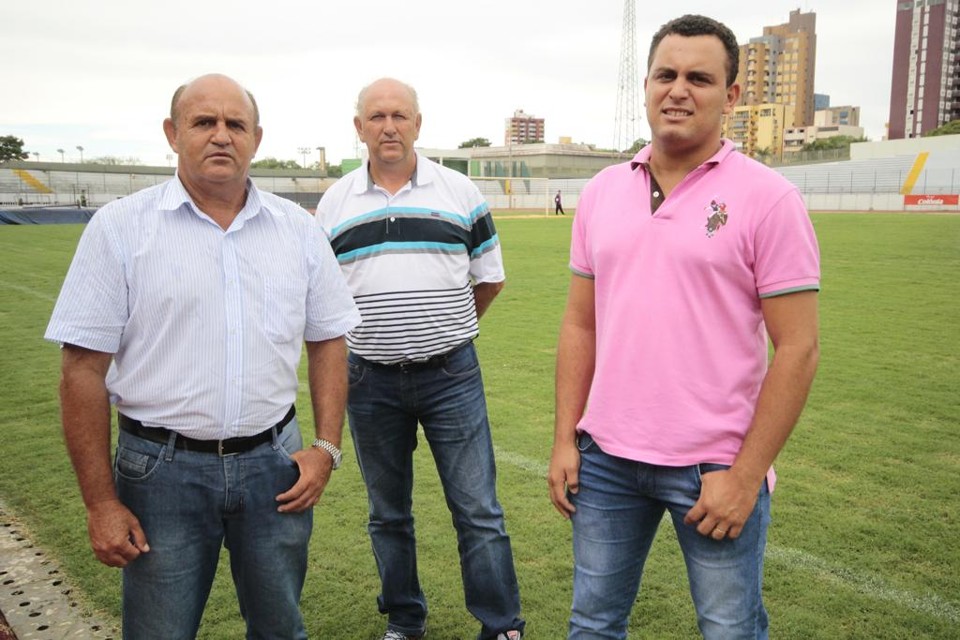 Paulo Regini, de camisa rosa, recebeu R$ 100 mil do Coritiba. João Batista Regini, à esquerda, protocolou mudança de lado do Maringá na eleição da FPF | Ivan Amorin
/ Gazeta do Povo
