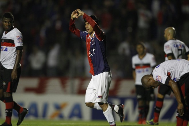 Lateral Ricardinho comemora gol do Paraná contra o Atlético-GO | Antônio More / Gazeta do Povo