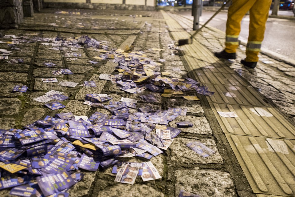 Gari limpa as ruas de Curitiba na véspera da eleição: reforma política em destaque. | Henry Milléo/Gazeta do Povo