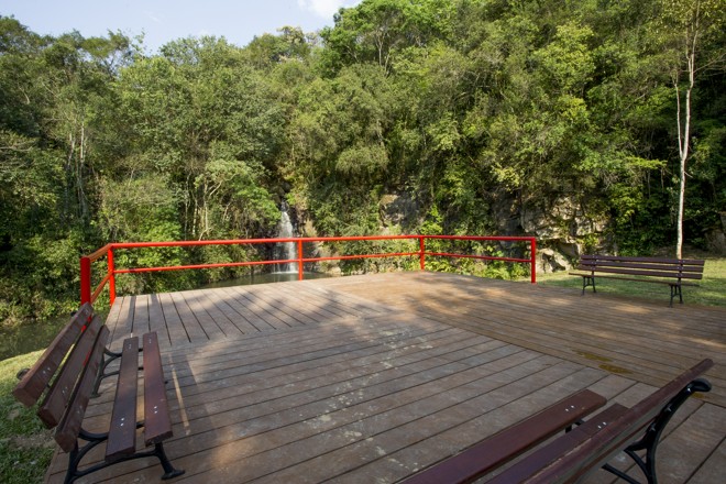 Um deck de madeira, para a contemplação, foi instalado no local. O riacho Vista Alegre, de água cristalina, corta todo o parque. | 