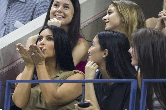 Empresária e personalidade da mídia, Kim Kardashian manda beijo durante jogo de Venus Williams. | CARLO ALLEGRI/REUTERS