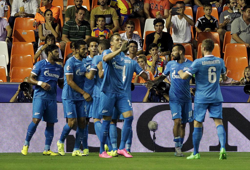 Atletas do Zenit comemoram importante vitória fora de casa. | HEINO KALIS/REUTERS