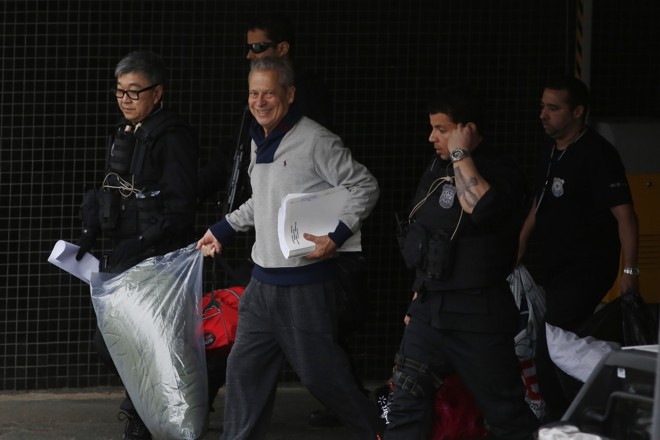 Ex-ministro é escoltado por policiais. | Henry Milleo/Gazeta do Povo