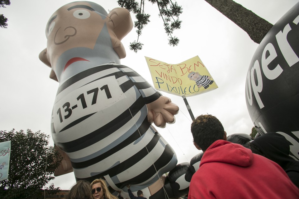 Lulão durante a manifestação da manhã na sede da PF: partindo para outra cidade. | Marcelo Andrade/Gazeta do Povo