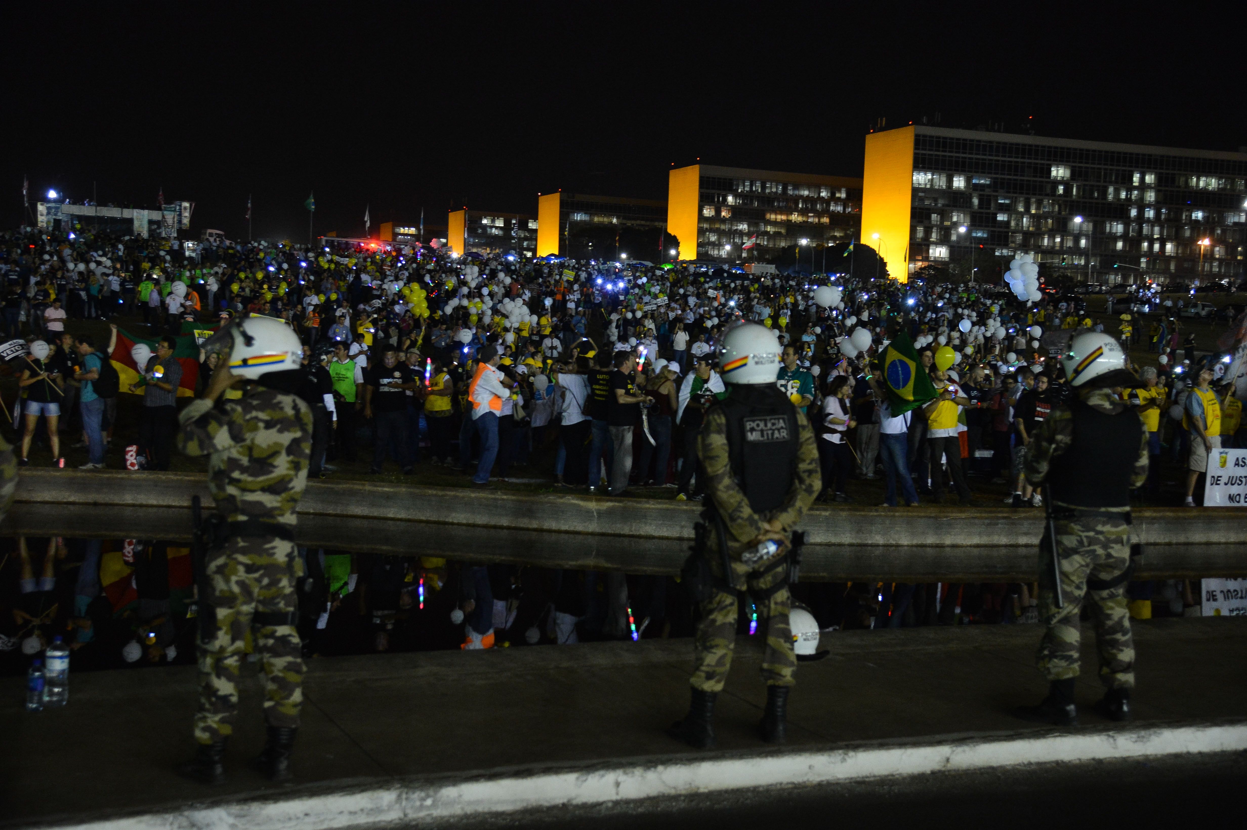 Servidores do Judiciário se mobilizam em frente do Congresso para pressionar pela derrubada do veto ao projeto de reajuste de seus salários em até 78,56%. | Valter Campanato/Agência Brasil