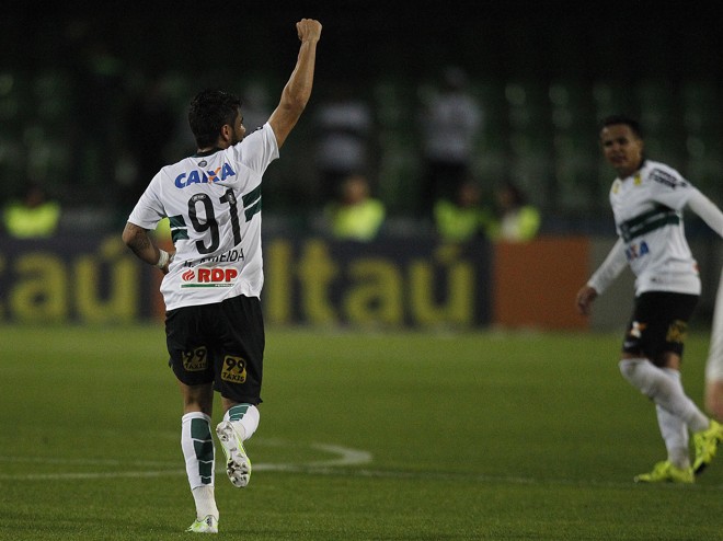 Henrique Almeida comemora gol do Coritiba diante do Fluminense. | Jonathan Campos/Gazeta do Povo